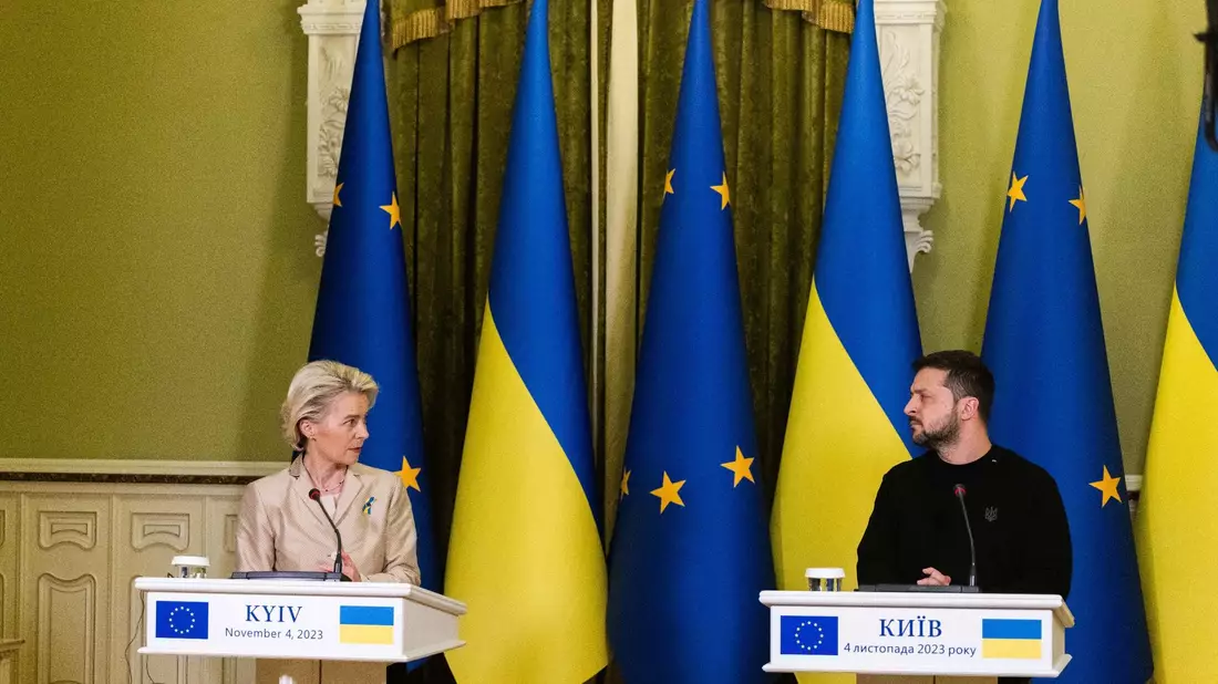 Ursula von der Leyen und Wolodymyr Selenskyj geben eine gemeinsame Pressekonferenz. - Bild: Philipp von Ditfurth/dpa-ENR-Pool/dpa