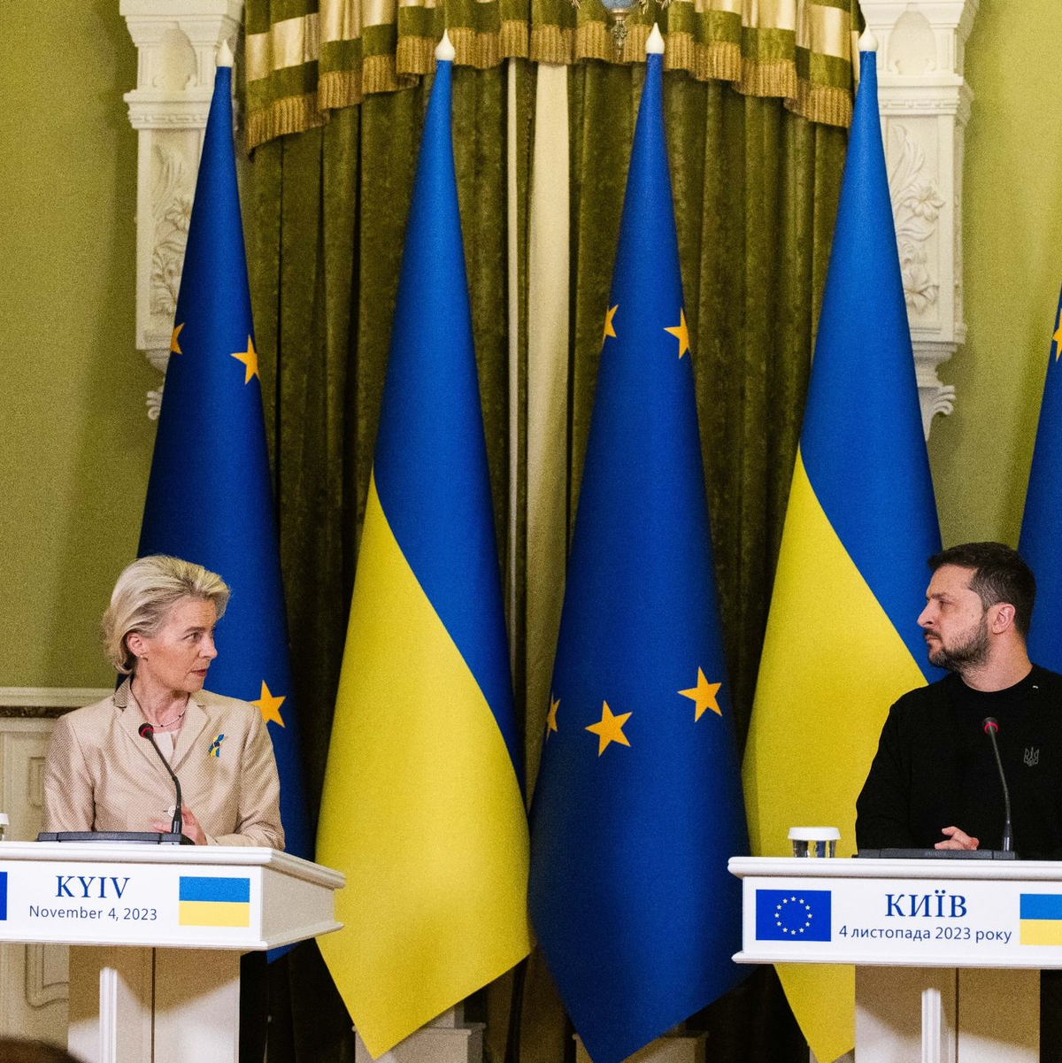 Ursula von der Leyen und Wolodymyr Selenskyj geben eine gemeinsame Pressekonferenz. - Foto: Philipp von Ditfurth/dpa-ENR-Pool/dpa