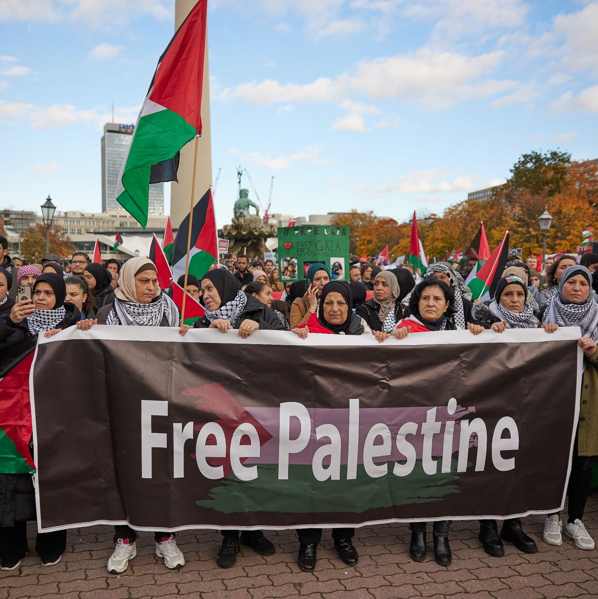 Mit Flaggen und Transparenten protestierten die Menschen. - Foto: Jörg Carstensen/dpa