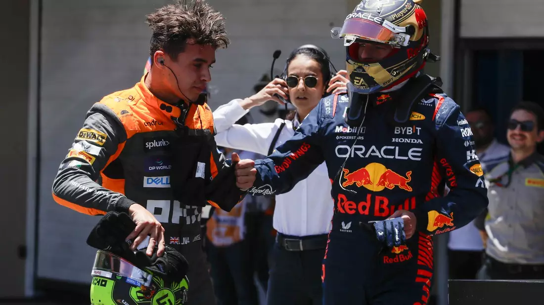 Lando Norris (l) konnte Max Verstappen in der Sprint-Qualifikation hinter sich lassen. - Bild: Marcelo Chello/AP/dpa