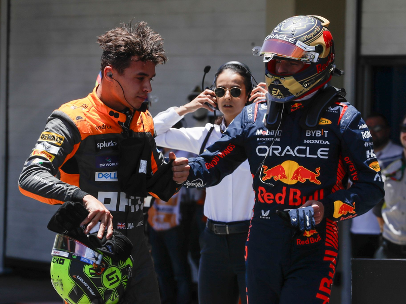 Lando Norris (l) konnte Max Verstappen in der Sprint-Qualifikation hinter sich lassen. - Foto: Marcelo Chello/AP/dpa