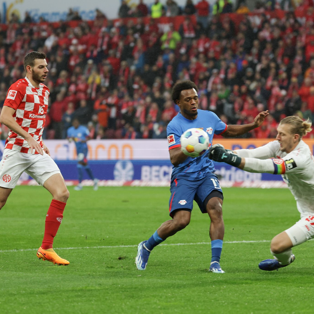 Der Mainzer Torwart Robin Zentner (r) hielt gegen Leipzig die Null. - Foto: Jürgen Kessler/dpa