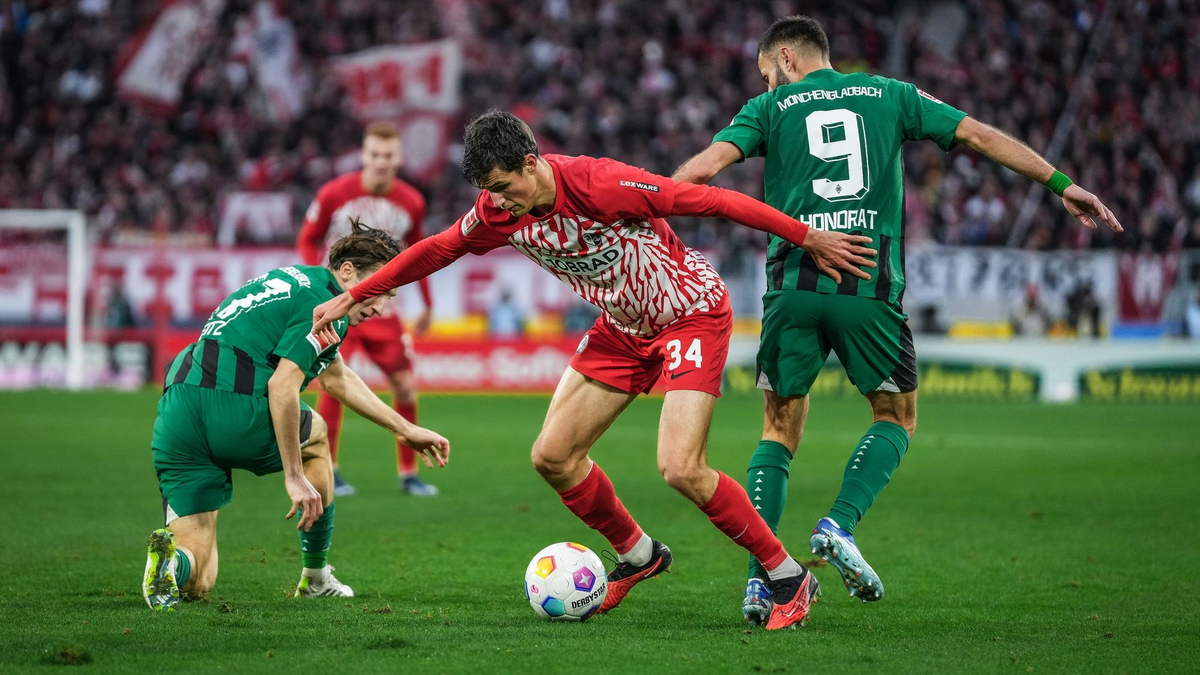 Vincenzo Grifo (M) sicherte Freiburg per Elfmeter den späten Punktgewinn. - Foto: Jöran Steinsiek/dpa
