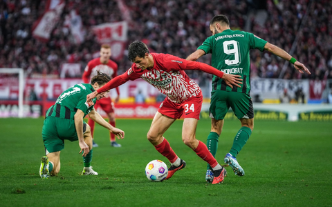 Vincenzo Grifo (M) sicherte Freiburg per Elfmeter den späten Punktgewinn. - Foto: Jöran Steinsiek/dpa