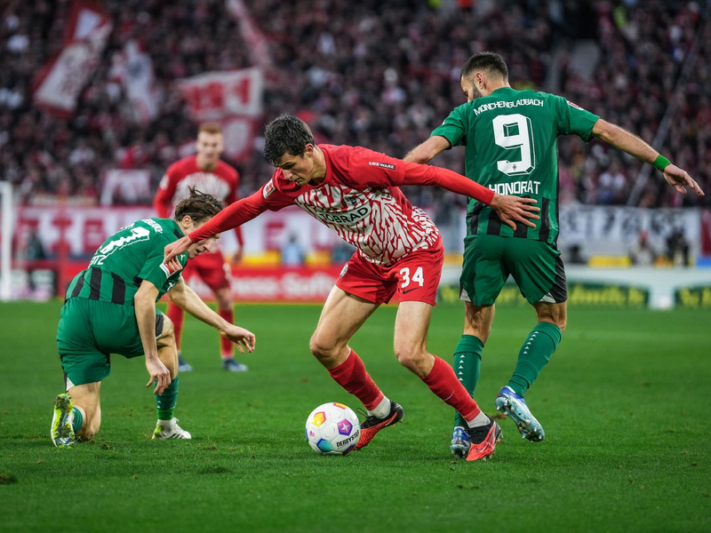 Vincenzo Grifo (M) sicherte Freiburg per Elfmeter den späten Punktgewinn. - Foto: Jöran Steinsiek/dpa