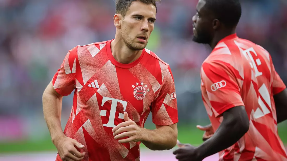 Die Münchner Leon Goretzka (l) und Dayot Upamecano stehen gegen den BVB in der Startelf. - Bild: Christian Charisius/dpa