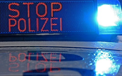 Bundespolizeidirektion München: Mit Personen überfülltes Auto hat sich überschlagen/ Bundespolizei ermittelt wegen lebensgefährlicher Schleusung - Foto: presseportal.de