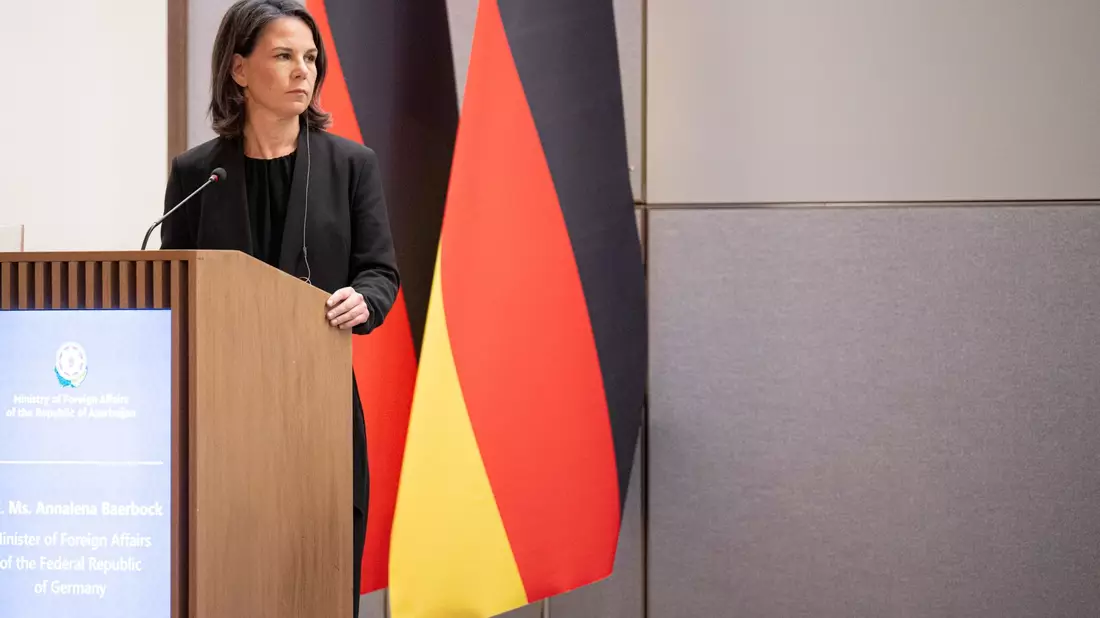 Bundesaußenministerin Annalena Baerbock gibt eine Pressekonferenz im aserbaidschanischen Außenministerium. - Bild: Hannes P. Albert/dpa