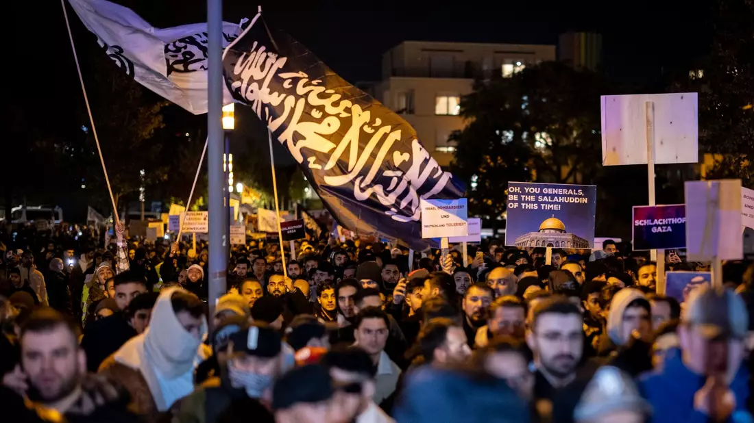 Eine Fahne mit arabischer Schrift bei der Kundgebung. Begleitet von starken Kräften der Polizei demonstrierten die Teilnehmer gegen den israelischen Militäreinsatz im Gazastreifen. - Bild: Christoph Reichwein/dpa