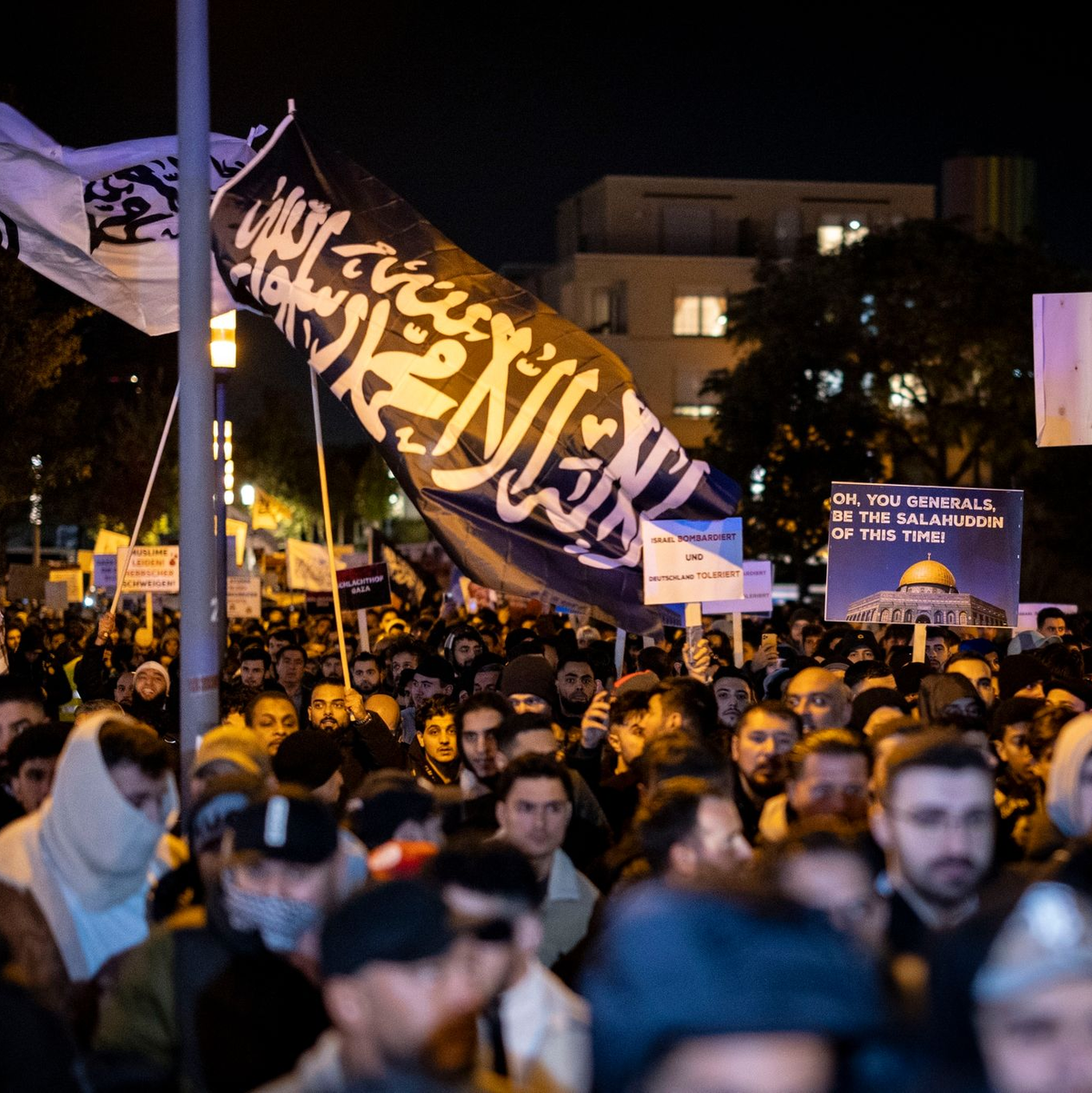 Eine Fahne mit arabischer Schrift weht bei der Kundgebung «Gaza unter Beschuss - gemeinsam gegen das Unrecht». - Foto: Christoph Reichwein/dpa