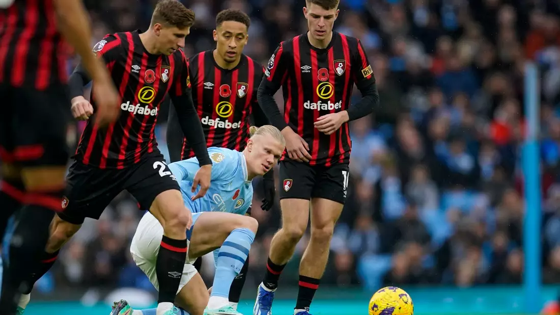 City-Stürmer Erling Haaland (M) musste beim deutlichen Sieg gegen Bournemouth wegen einer Knöchelverletzung vom Platz. - Bild: Dave Thompson/AP/dpa