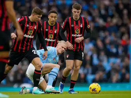 City-Stürmer Erling Haaland (M) musste beim deutlichen Sieg gegen Bournemouth wegen einer Knöchelverletzung vom Platz. - Foto: Dave Thompson/AP/dpa
