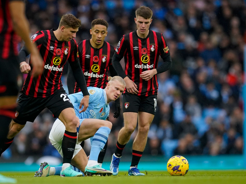 City-Stürmer Erling Haaland (M) musste beim deutlichen Sieg gegen Bournemouth wegen einer Knöchelverletzung vom Platz. - Foto: Dave Thompson/AP/dpa