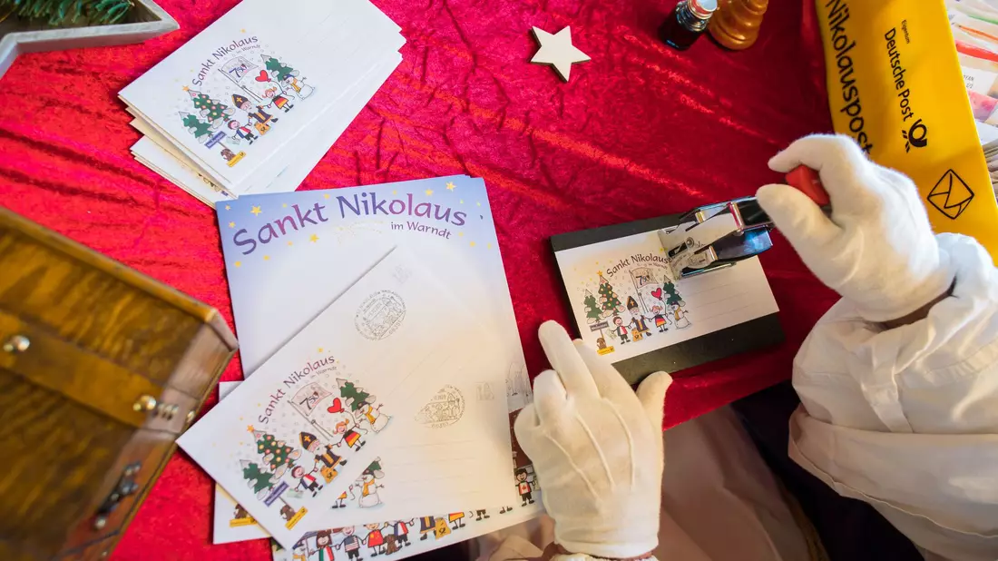Viele Kinder wünschen sich in ihren Briefen Frieden vom Nikolaus. - Bild: Oliver Dietze/dpa