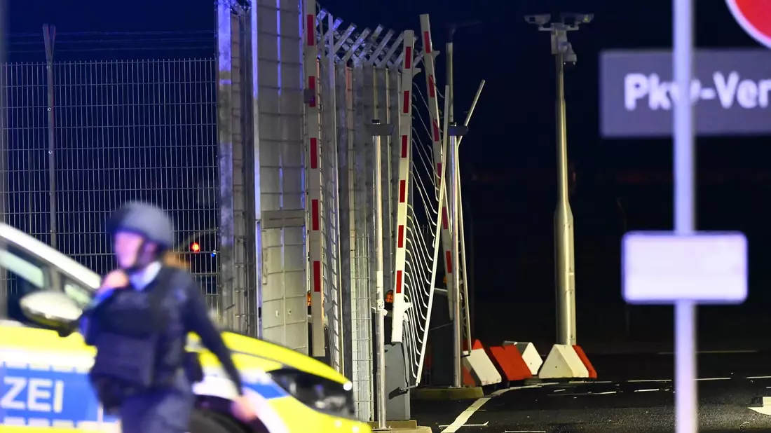 Die beschädigte Schranke, durch die der Mann am Flughafen mit seinem Auto gerast sein soll. - Bild: Jonas Walzberg/dpa