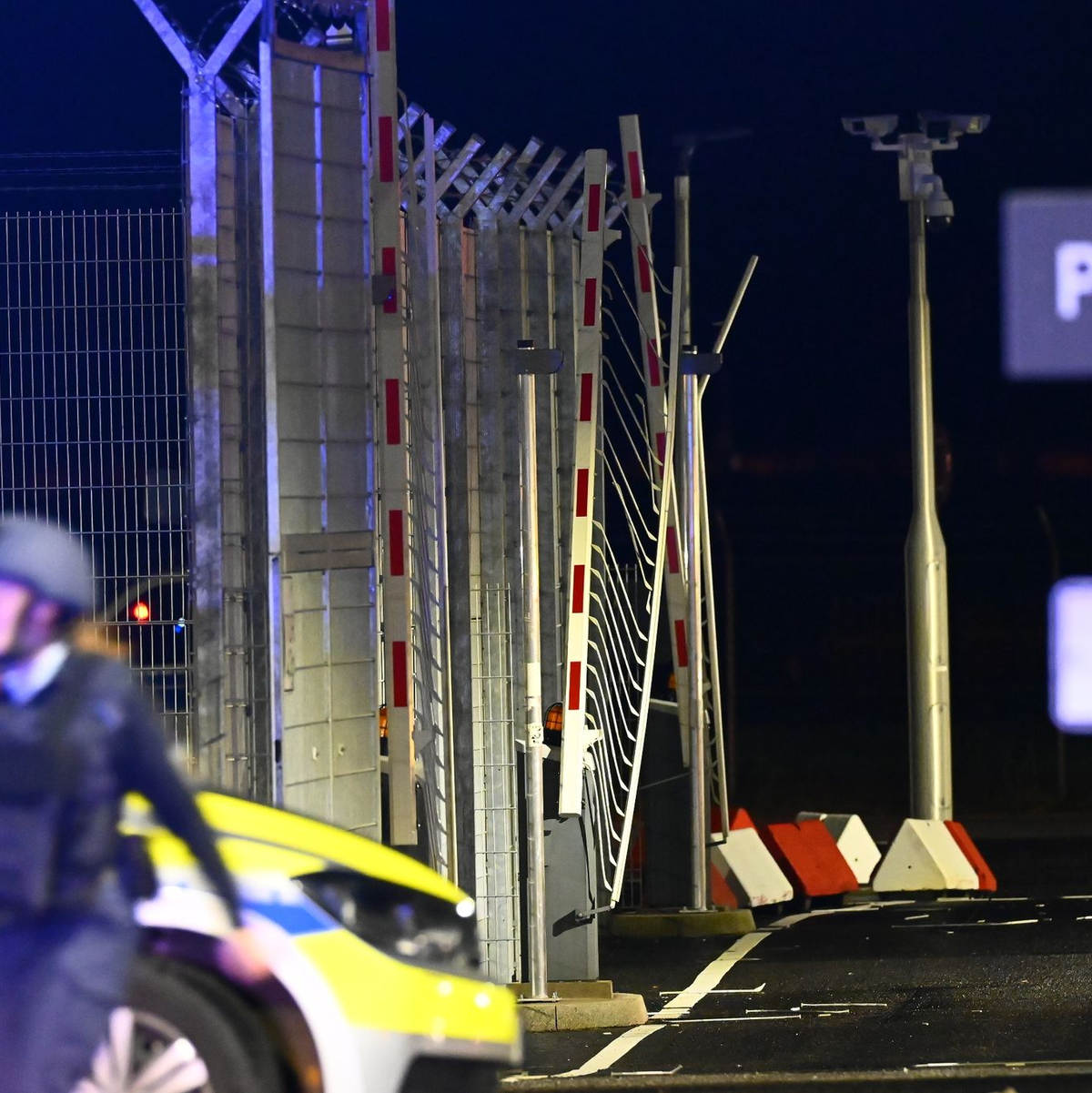 Die beschädigte Schranke, durch die der Mann am Flughafen mit seinem Auto gerast sein soll. - Foto: Jonas Walzberg/dpa