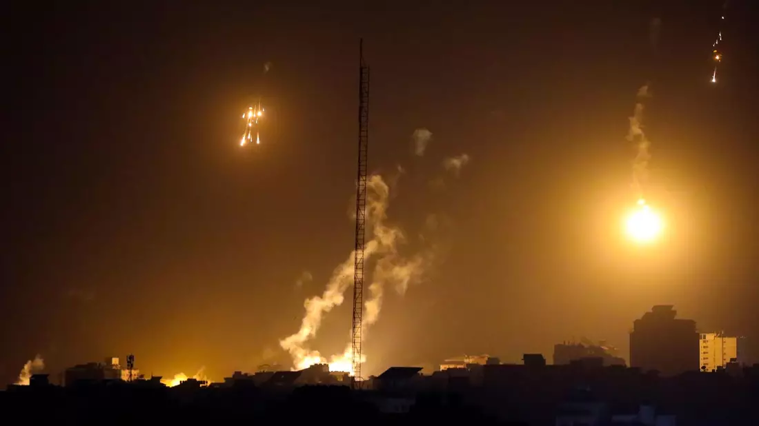 Die Kämpfe zwischen Israels Armee und der Hamas gingen in der Nacht weiter. - Bild: Abed Khaled/AP/dpa