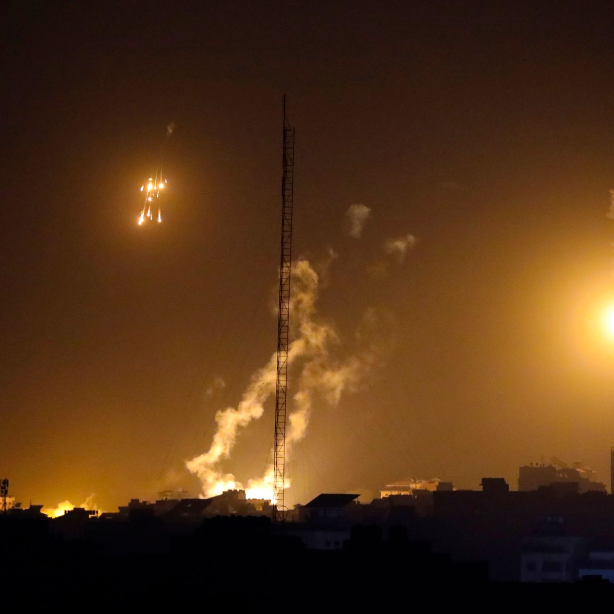 Die Kämpfe zwischen Israels Armee und der Hamas gingen in der Nacht weiter. - Foto: Abed Khaled/AP/dpa