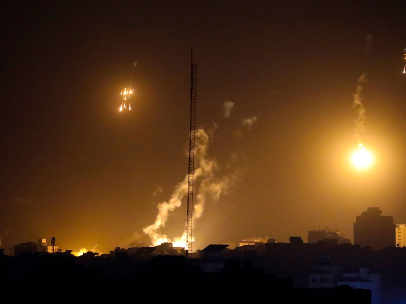 Palästinenser fliehen nach einem israelischen Luftangriff. - Foto: Abed Khaled/AP/dpa