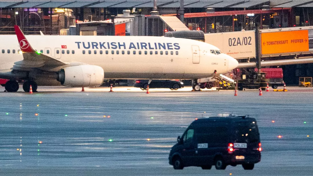 Ein bewaffneter Mann hält auf dem Airport in hamburg seine vierjährige Tochter in seiner Gewalt. Hintergrund soll nach Polizeiangaben ein Sorgerechtsstreit sein. - Bild: Daniel Bockwoldt/dpa