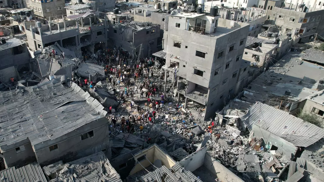 Palästinenser durchsuchen die Trümmer nach einem israelischen Bombardement im Flüchtlingslager Al-Magasi im Gazastreifen. - Bild: Hatem Moussa/AP/dpa