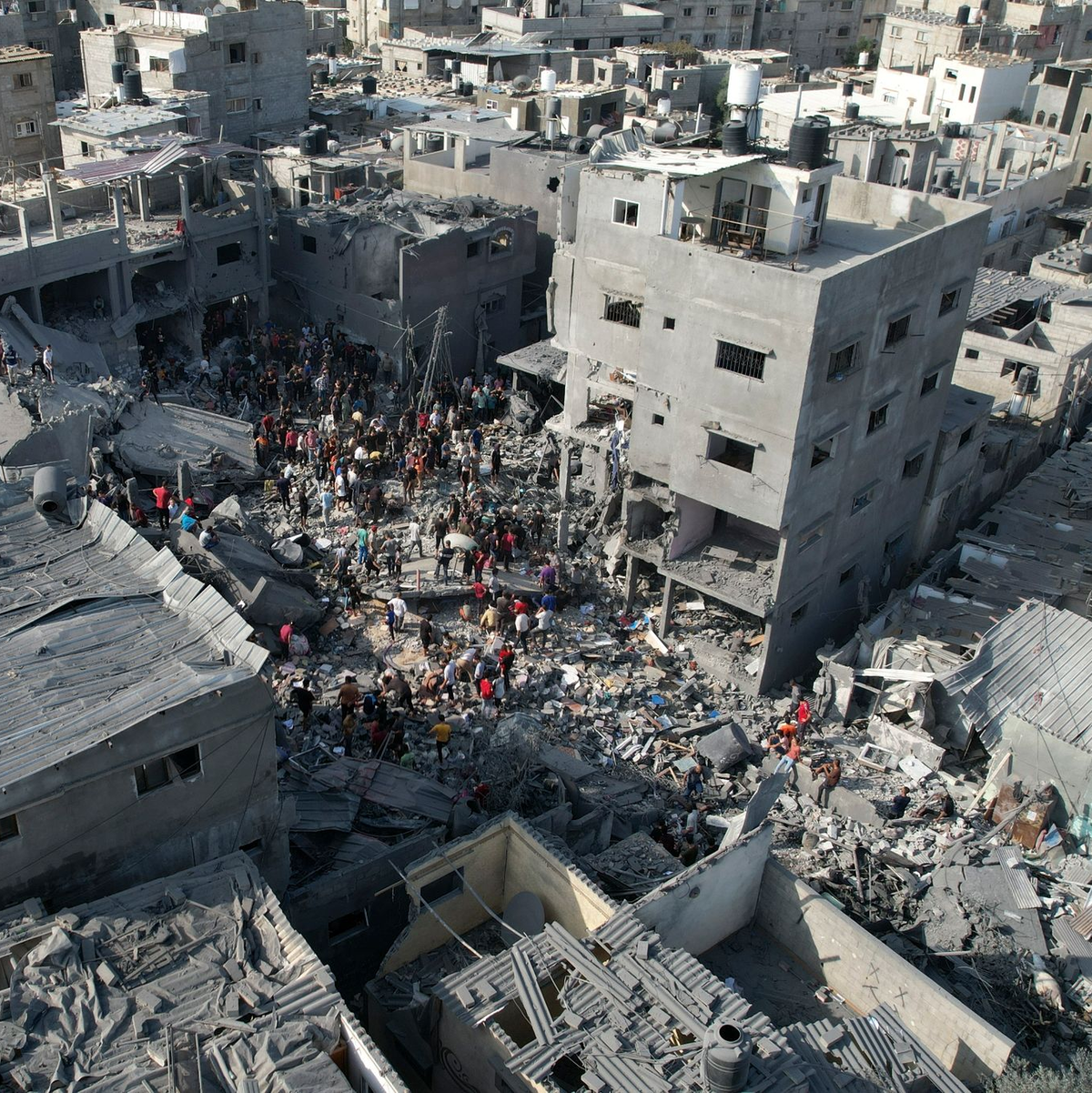 Palästinenser durchsuchen die Trümmer nach einem israelischen Bombardement im Flüchtlingslager Al-Magasi im Gazastreifen. - Foto: Hatem Moussa/AP/dpa