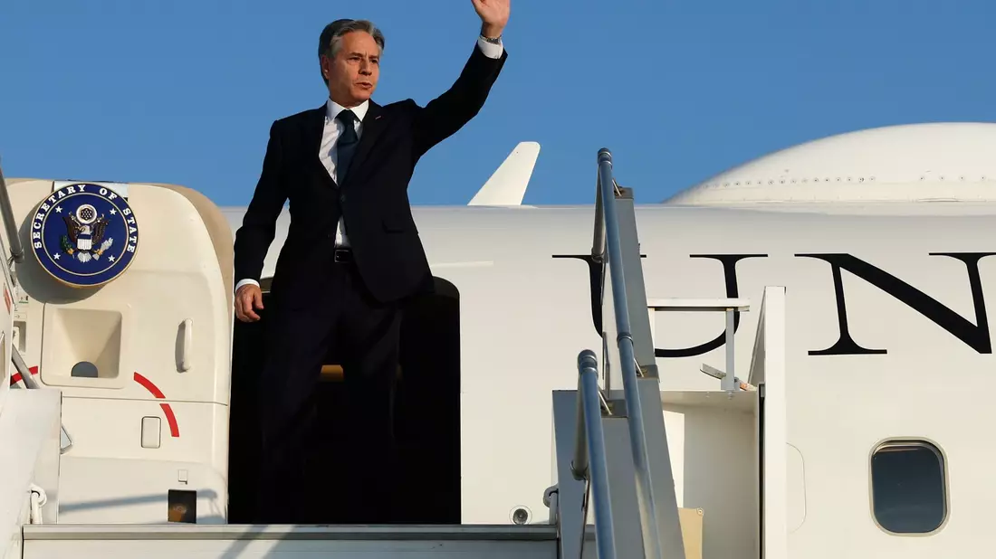 US-Außenminister Antony Blinken vor seiner Abreise am Flughafen. Blinken traf Außenminister mehrerer arabischer Staaten und einen Vertreter der Palästinensischen Befreiungsorganisation für Gespräche zur Lage im Gaza-Krieg. - Bild: Jonathan Ernst/Reuters Pool/AP/dpa