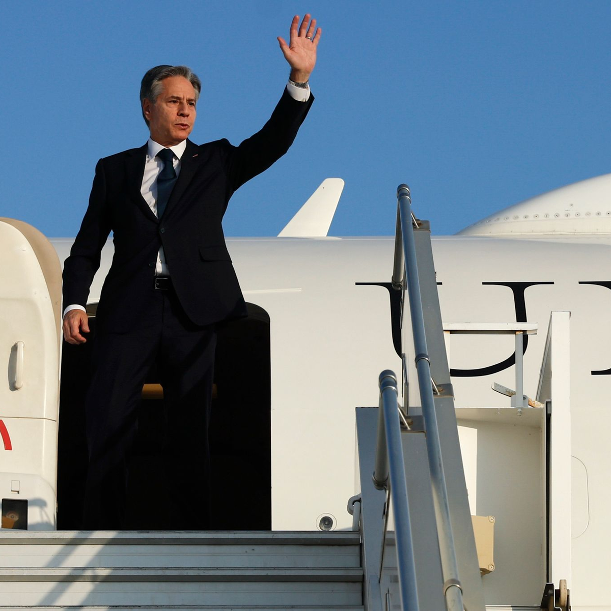 US-Außenminister Antony Blinken vor seiner Abreise am Flughafen. Blinken traf Außenminister mehrerer arabischer Staaten und einen Vertreter der Palästinensischen Befreiungsorganisation für Gespräche zur Lage im Gaza-Krieg. - Foto: Jonathan Ernst/Reuters Pool/AP/dpa