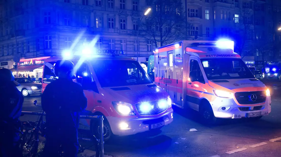 Einsatzkräfte und Einsatzfahrzeuge von Polizei und Feuerwehr stehen an der Sonnenallee. In Berlin-Neukölln ist am Abend eine Kugelbombe neben einem Funkwagen gezündet worden. - Bild: Paul Zinken/dpa