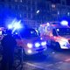 Einsatzkräfte und Einsatzfahrzeuge von Polizei und Feuerwehr stehen an der Sonnenallee. In Berlin-Neukölln ist am Abend eine Kugelbombe neben einem Funkwagen gezündet worden. - Foto: Paul Zinken/dpa