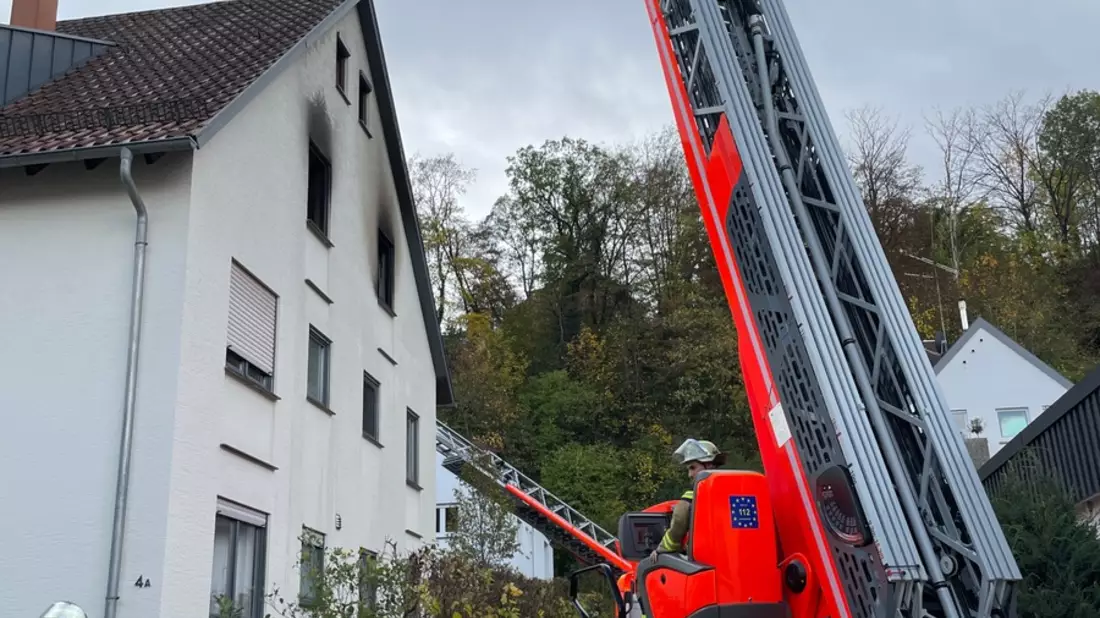 FW Stuttgart: Zwei verletzte Personen bei Vollbrand einer Wohnung - Bild: presseportal.de