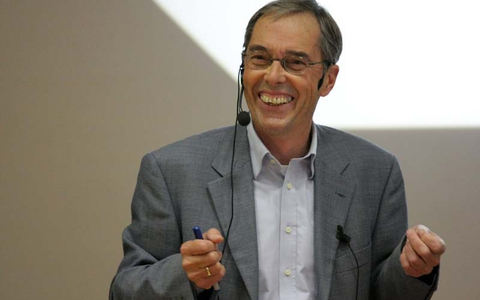 Kommunikationslegende Prof. Dr. Friedemann Schulz von Thun teilt live sein Wissen auf dem Afterwork Campus - Foto: presseportal.de