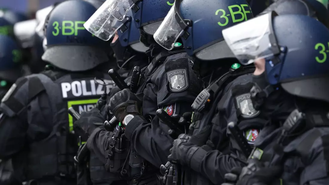 Polizeibeamte der Beweissicherungs- und Festnahmeeinheiten (BFE) besprechen sich am Rande einer Pro-Palästina-Kundgebung. - Bild: David Young/dpa