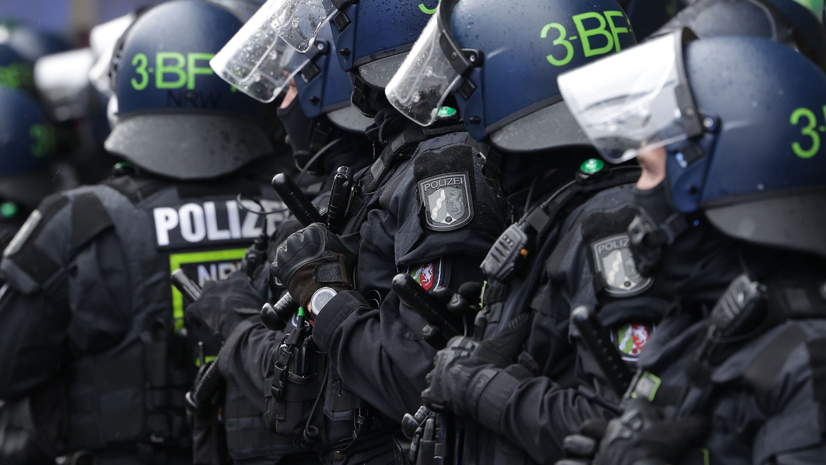 Polizeibeamte der Beweissicherungs- und Festnahmeeinheiten (BFE) besprechen sich am Rande einer Pro-Palästina-Kundgebung. - Foto: David Young/dpa