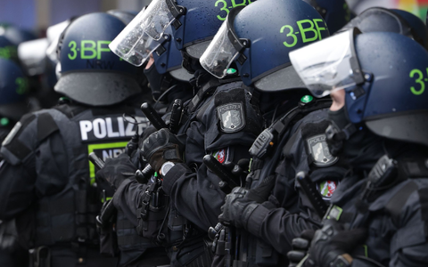 Polizeibeamte der Beweissicherungs- und Festnahmeeinheiten (BFE) besprechen sich am Rande einer Pro-Palästina-Kundgebung. - Foto: David Young/dpa