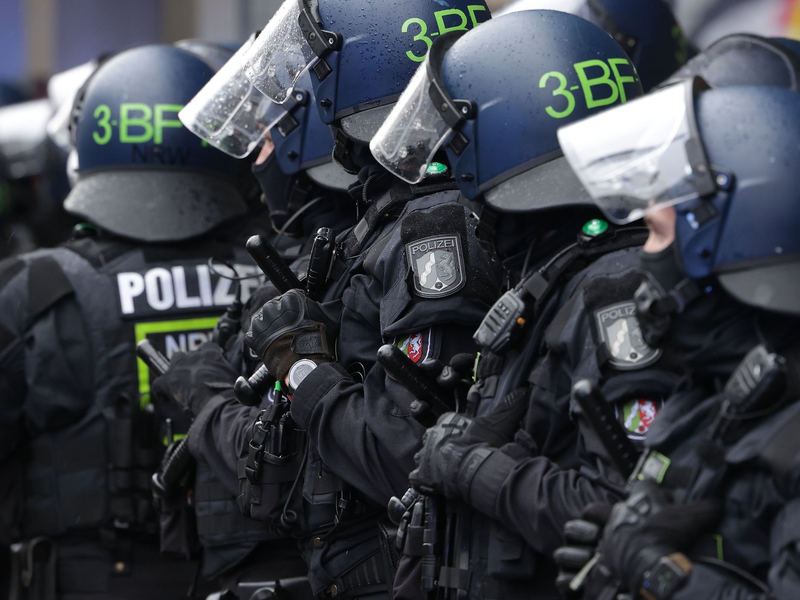 Polizeibeamte der Beweissicherungs- und Festnahmeeinheiten (BFE) besprechen sich am Rande einer Pro-Palästina-Kundgebung. - Foto: David Young/dpa