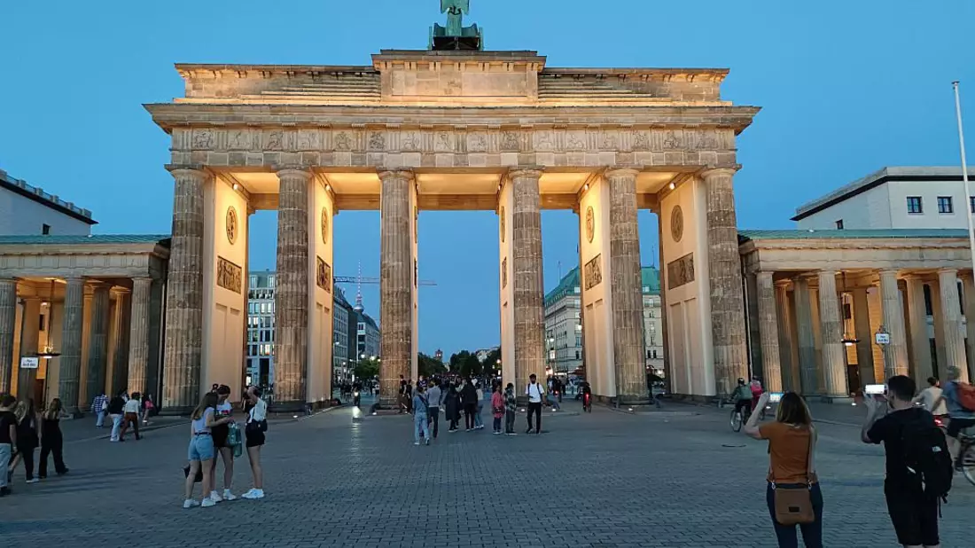 Touristen vor dem Brandenburger Tor (Archiv) - Bild: über dts Nachrichtenagentur