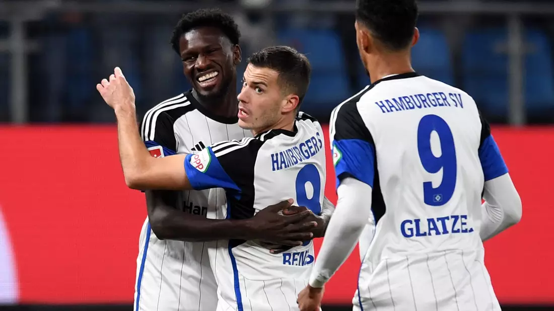 Der Hamburger SV bleibt durch den Sieg gegen Magdeburg an St. Pauli dran. - Bild: Daniel Bockwoldt/dpa