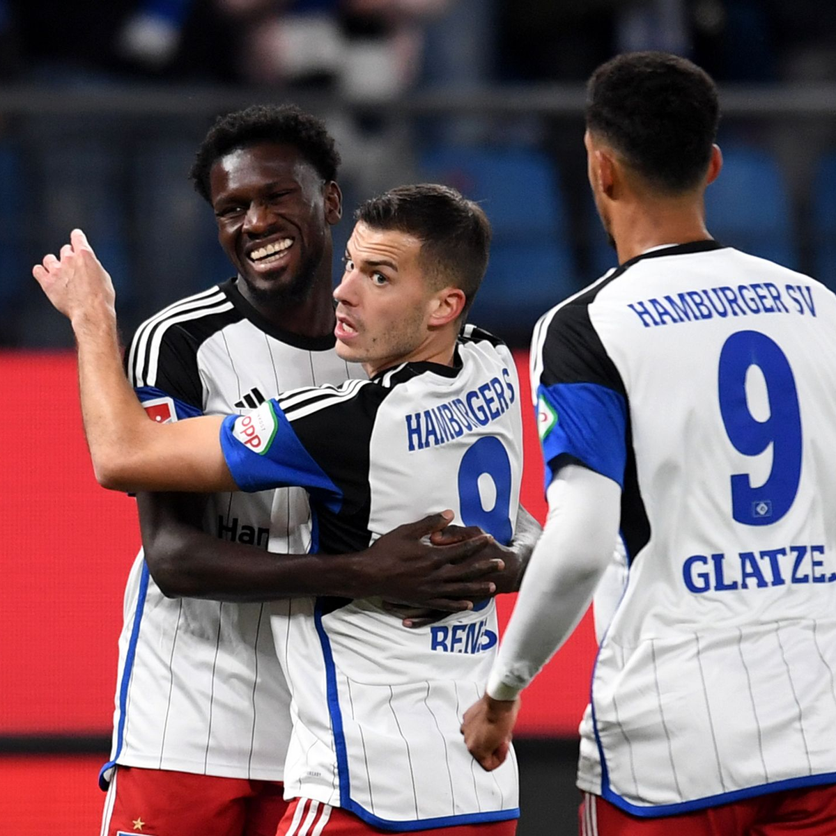 Der Hamburger SV bleibt durch den Sieg gegen Magdeburg an St. Pauli dran. - Foto: Daniel Bockwoldt/dpa