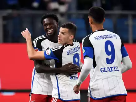 Der Hamburger SV bleibt durch den Sieg gegen Magdeburg an St. Pauli dran. - Foto: Daniel Bockwoldt/dpa