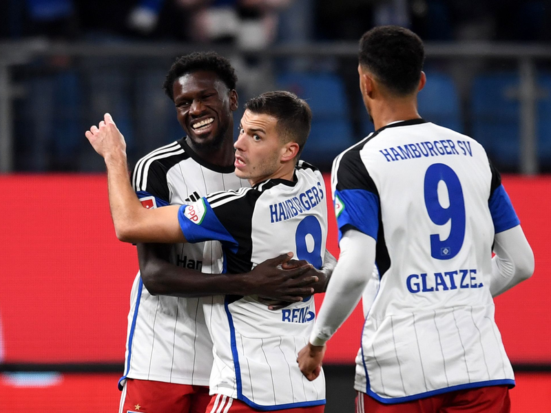 Der Hamburger SV bleibt durch den Sieg gegen Magdeburg an St. Pauli dran. - Foto: Daniel Bockwoldt/dpa