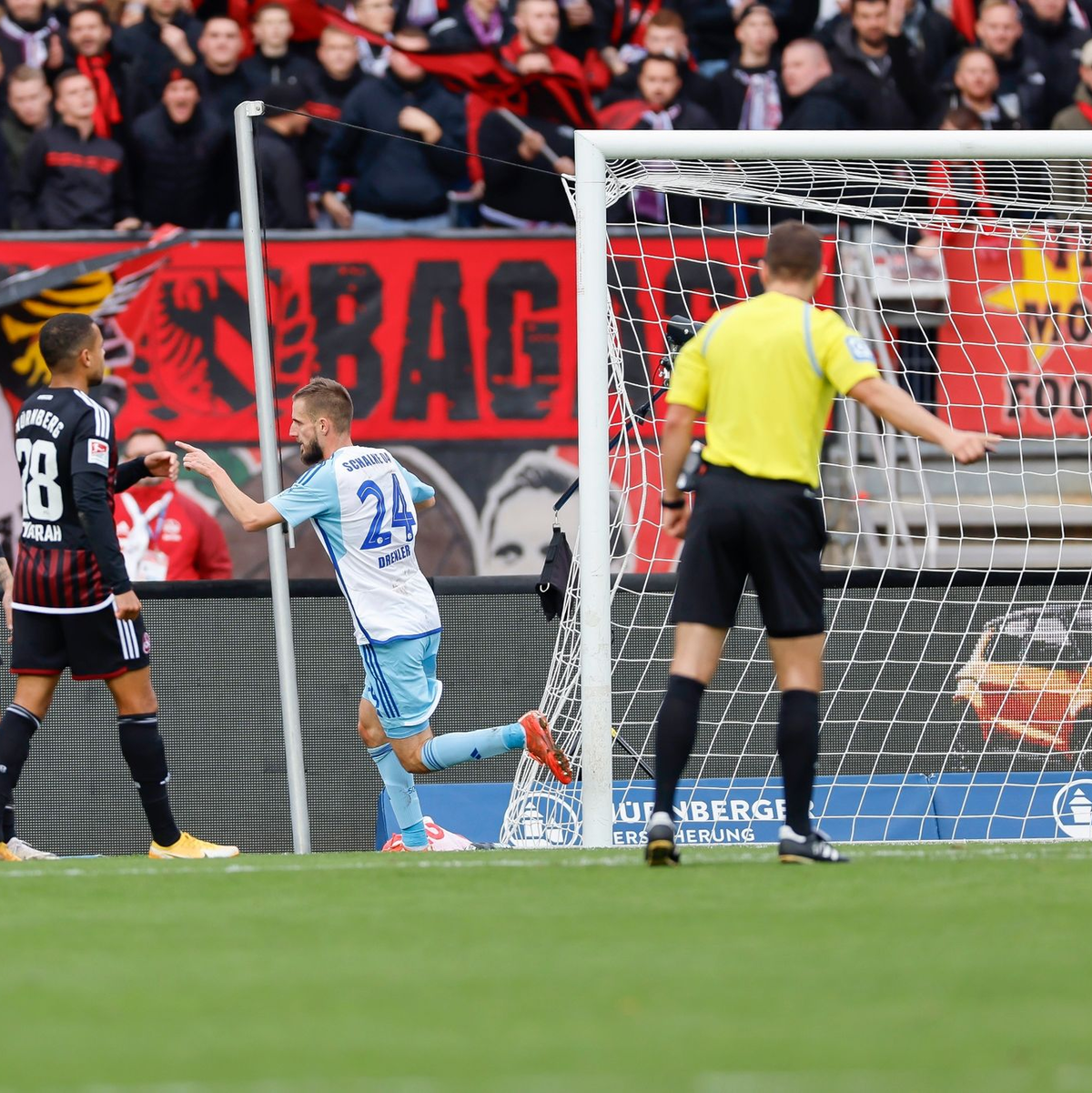 Dominick Drexler (M) steuerte beim Schalker Sieg in Nürnberg einen Treffer bei. - Foto: Daniel Löb/dpa