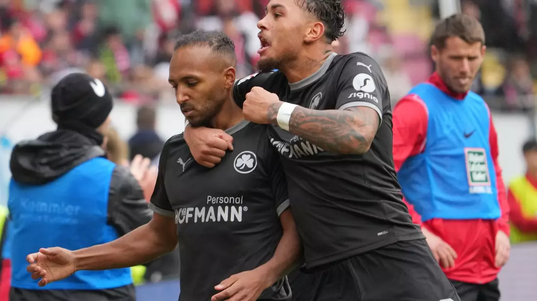 Julian Green (l) und Armindo Sieb konnten mit Fürth drei Punkte in Kaiserslautern feiern. - Bild: Thomas Frey/dpa