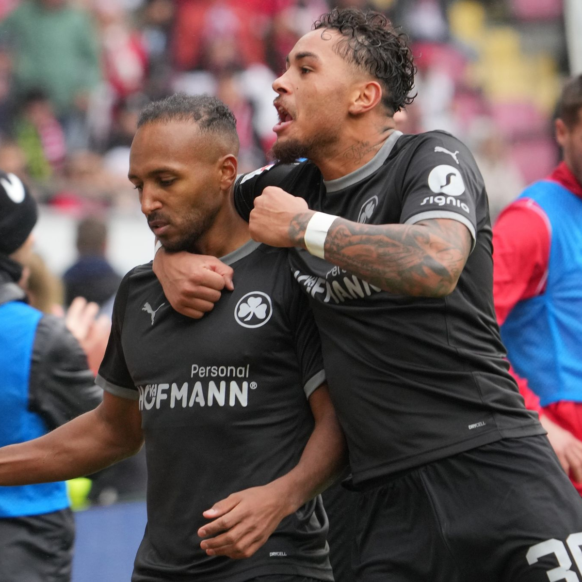 Julian Green (l) und Armindo Sieb konnten mit Fürth drei Punkte in Kaiserslautern feiern. - Foto: Thomas Frey/dpa