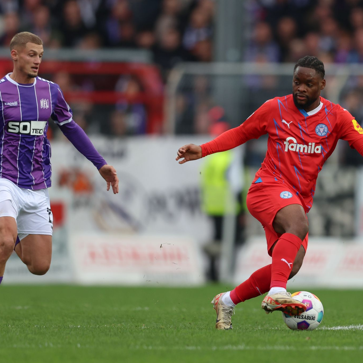 Osnabrücks Michael Cuisance (l) und Kiels Ba-Muaka Simakala teilten sich mit ihren Teams die Punkte. - Foto: Friso Gentsch/dpa