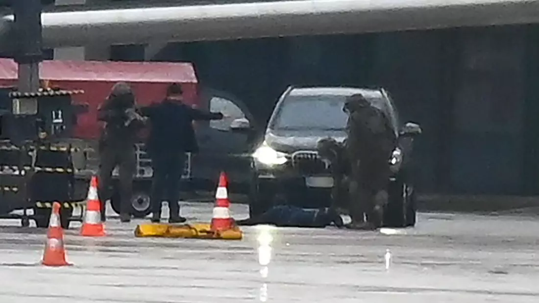 Ein Mann wird auf dem Hamburger Flughafen von der Polizei weggeführt. 18 Stunden hatte er seine vierjährige Tochter in seiner Gewalt, bevor er verhaftet werden konnte. - Bild: Jonas Walzberg/dpa