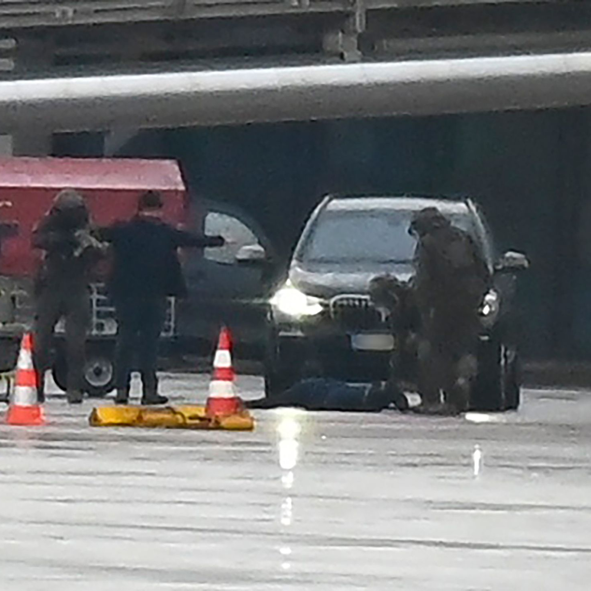 Ein Mann wird auf dem Hamburger Flughafen von der Polizei weggeführt. 18 Stunden hatte er seine vierjährige Tochter in seiner Gewalt, bevor er verhaftet werden konnte. - Foto: Jonas Walzberg/dpa