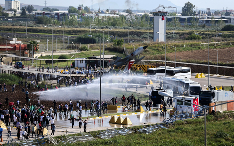 Während einer Pro-Palästina-Demonstration vor dem amerikanisch-türkischen Luftwaffenstützpunkt Incirlik kam es zu Ausschreitungen. - Foto: Mehmet Sancakzade/AP