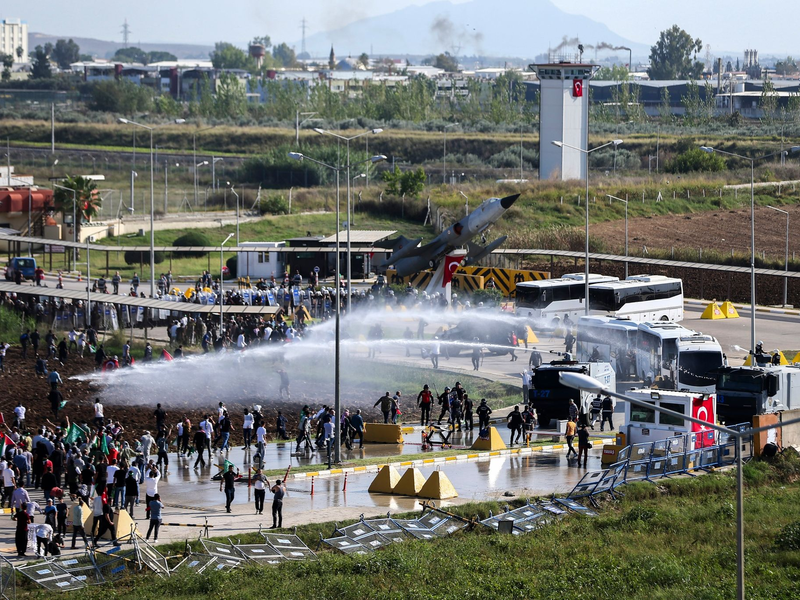 Während einer Pro-Palästina-Demonstration vor dem amerikanisch-türkischen Luftwaffenstützpunkt Incirlik kam es zu Ausschreitungen. - Foto: Mehmet Sancakzade/AP