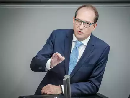 Alexander Dobrindt will Bannmeilen einrichten lassen. - Foto: Kay Nietfeld/dpa
